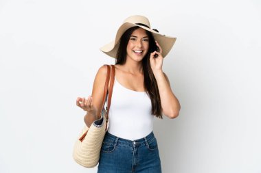 Pamela 'nın elinde plaj çantası olan genç Brezilyalı bir kadın beyaz arka planda izole edilmiş bir şekilde cep telefonuyla sohbet ediyor.