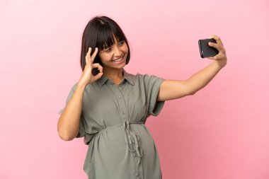 Tecrit edilmiş bir kadın hamile ve selfie çekiyor.