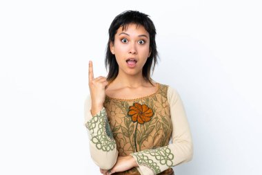 Genç Uruguaylı kız izole edilmiş beyaz arka plan üzerinde bir fikir düşünüyor.