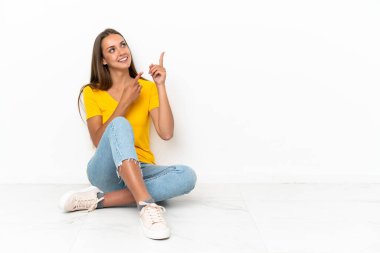 Harika bir fikir işaret parmağı ile işaret katta oturan genç kız