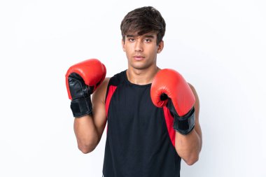 Beyaz arka planda boks eldivenli, beyaz tenli genç bir adam.