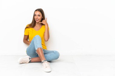 Telefon jest yapma katta oturan genç kız. Bana arka işareti de