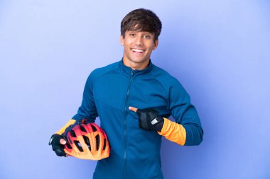 Mor arka planda yüzü sürpriz bir ifadeyle izole edilmiş genç bir beyaz adam.