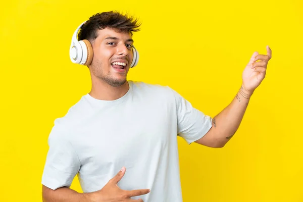 Jonge Blanke Knappe Man Geïsoleerd Gele Achtergrond Luisteren Muziek Doen — Stockfoto