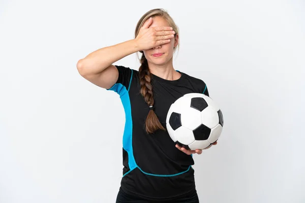 Mladý Fotbalista Žena Izolované Bílém Pozadí Zakrývající Oči Rukama Nechci — Stock fotografie