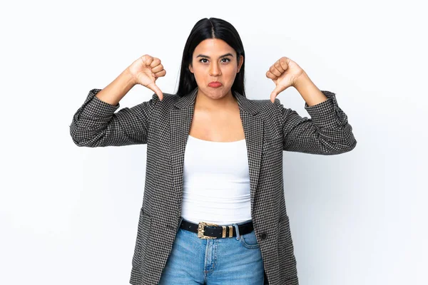 Молодая Латинская Женщина Женщина Изолированы Белом Фоне Показывая Большой Палец — стоковое фото