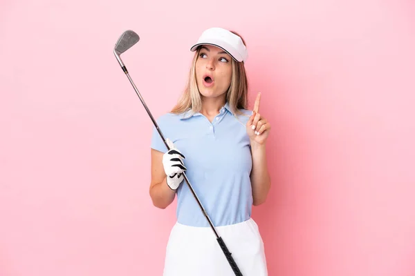 Junge Golferin Frau Isoliert Auf Rosa Hintergrund Denken Eine Idee — Stockfoto