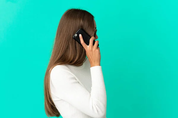Giovane Donna Sfondo Blu Isolato Mantenendo Una Conversazione Con Telefono — Foto Stock