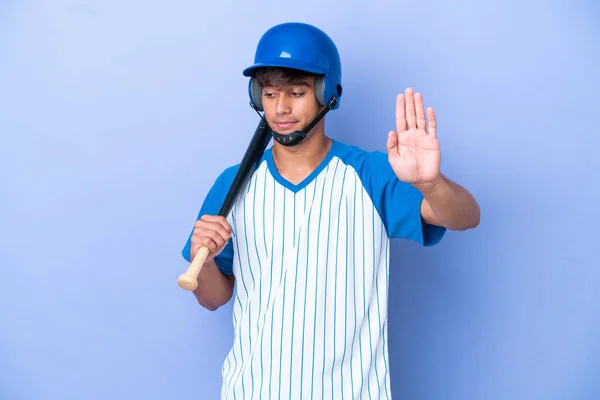 Бейсбол Білий Чоловік Гравець Шоломом Кажаном Ізольовані Синьому Фоні Роблячи — стокове фото