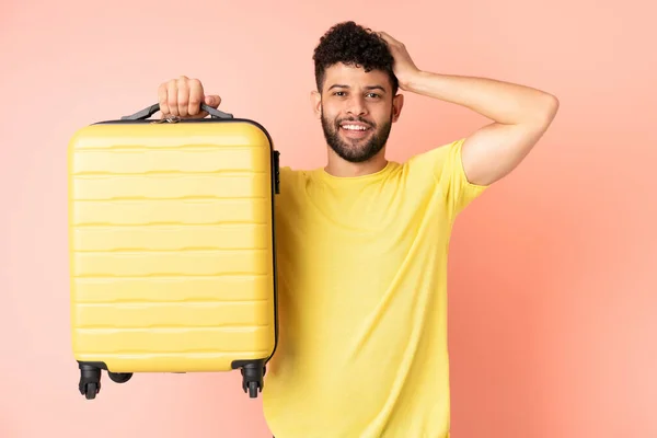 Jovem Marroquino Isolado Fundo Rosa Férias Com Mala Viagem Surpreso — Fotografia de Stock