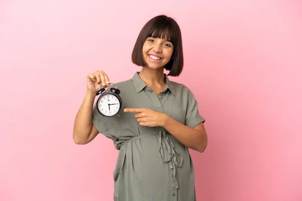 Mujer Sobre Aislado Fondo Embarazada Celebración Reloj — Foto de Stock