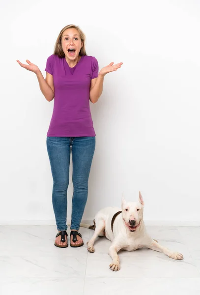 Jeune Femme Anglaise Avec Son Chien Isolé Sur Fond Blanc — Photo