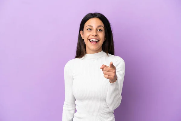 Mujer Joven Caucásica Aislada Sobre Fondo Púrpura Sorprendida Apuntando Frente —  Fotos de Stock