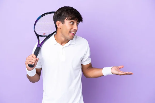 Guapo Joven Jugador Tenis Hombre Aislado Sobre Fondo Ocre Con — Foto de Stock