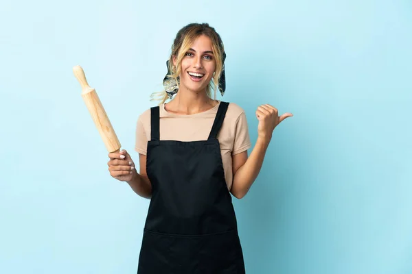 Jonge Blonde Uruguayaanse Koken Vrouw Geïsoleerd Blauwe Achtergrond Wijzend Naar — Stockfoto