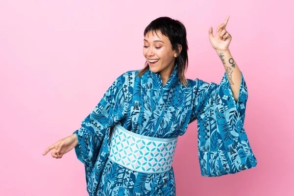 Mujer Joven Usando Kimono Sobre Fondo Azul Aislado Señalando Dedo —  Fotos de Stock