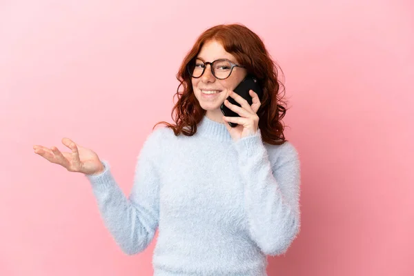Подросток Красноватая Женщина Изолированы Розовом Фоне Ведения Разговора Кем Мобильный — стоковое фото