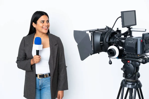 Repórter Mulher Colombiana Segurando Microfone Reportando Notícias Sobre Fundo Branco — Fotografia de Stock
