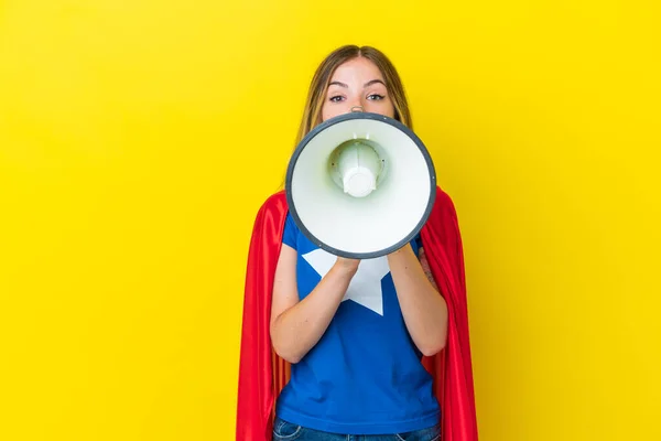 Super Hero Roemeense Vrouw Geïsoleerd Gele Achtergrond Schreeuwen Door Een — Stockfoto