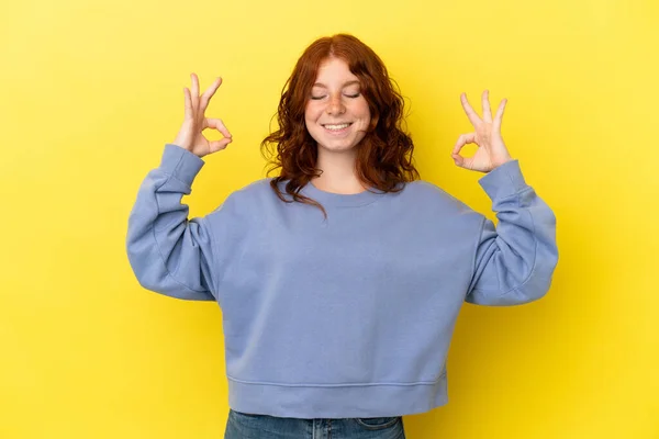 Adolescente Femme Rougeâtre Isolée Sur Fond Jaune Pose Zen — Photo