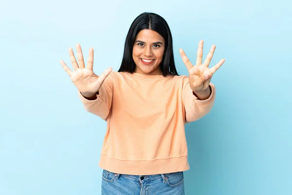 Jong Latin Vrouw Vrouw Geïsoleerd Blauwe Achtergrond Tellen Negen Met — Stockfoto