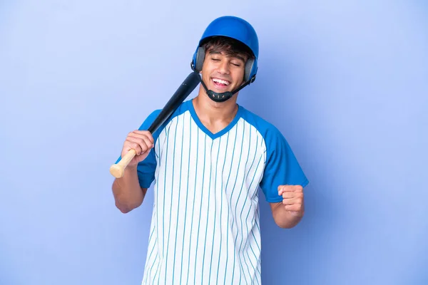 Jogador Beisebol Caucasiano Com Capacete Morcego Isolado Fundo Azul Comemorando — Fotografia de Stock