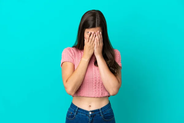 Jeune Femme Brésilienne Isolée Sur Fond Bleu Avec Une Expression — Photo