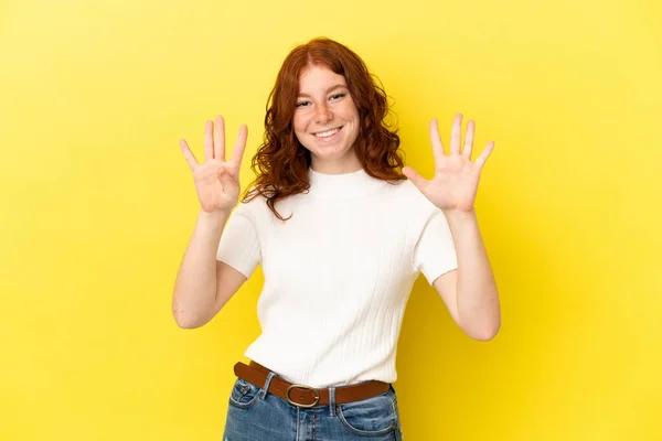 Tiener Roodachtig Vrouw Geïsoleerd Gele Achtergrond Tellen Negen Met Vingers — Stockfoto