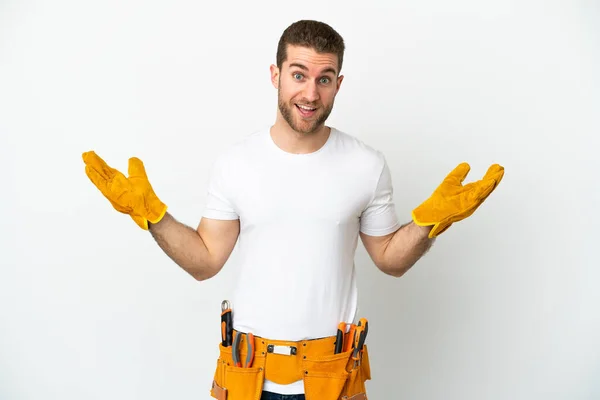 Joven Electricista Sobre Pared Blanca Aislada Con Expresión Facial Impactada — Foto de Stock