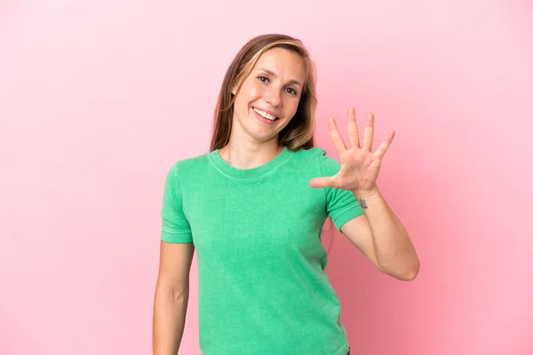 Jong Engels Vrouw Geïsoleerd Roze Achtergrond Tellen Vijf Met Vingers — Stockfoto