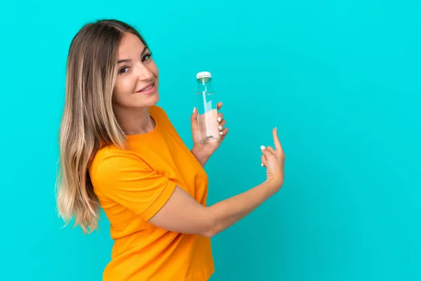 Mujer Rumana Joven Con Una Botella Agua Aislada Sobre Fondo —  Fotos de Stock