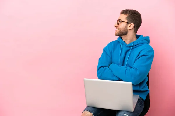 Jovem Sentado Uma Cadeira Com Laptop Posição Lateral — Fotografia de Stock