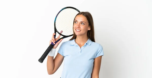 Νεαρή Γυναίκα Πάνω Από Απομονωμένη Λευκό Φόντο Παίζοντας Τένις Και — Φωτογραφία Αρχείου
