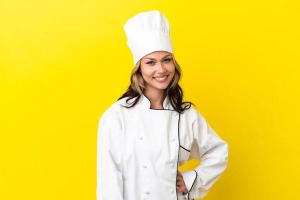 Junge Russische Kochmädchen Isoliert Auf Gelbem Hintergrund Lachen — Stockfoto