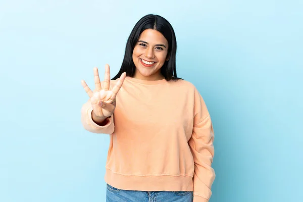 Junge Lateinische Frau Isoliert Auf Blauem Hintergrund Glücklich Und Zählt — Stockfoto