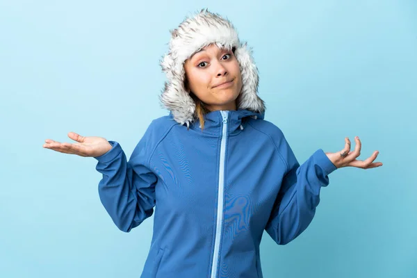 Jovem Uruguaia Com Chapéu Inverno Isolado Fundo Azul Com Dúvidas — Fotografia de Stock