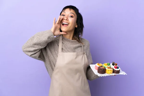 Junge Uruguayische Frau Hält Viele Verschiedene Mini Kuchen Über Isoliertem — Stockfoto