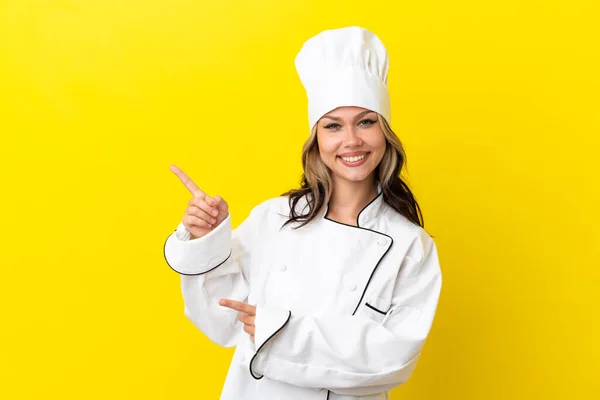 Joven Cocinera Rusa Aislada Sobre Fondo Amarillo Apuntando Con Dedo —  Fotos de Stock