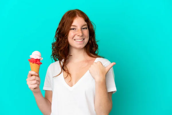 Tiener Roodachtige Vrouw Met Een Cornet Ijs Geïsoleerd Blauwe Achtergrond — Stockfoto