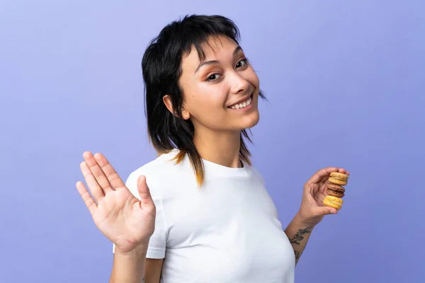 Jeune Femme Uruguayenne Sur Fond Violet Isolé Tenant Macarons Français — Photo