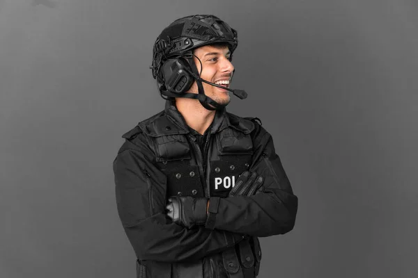 Swat Hombre Caucásico Aislado Sobre Fondo Gris Feliz Sonriente — Foto de Stock