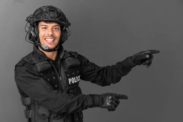 Swat Caucasian Man Isolated Grey Background Pointing Finger Side Presenting — Stock Photo, Image