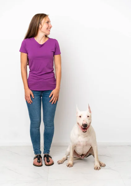 Junge Engländerin Mit Ihrem Hund Isoliert Auf Weißem Hintergrund — Stockfoto