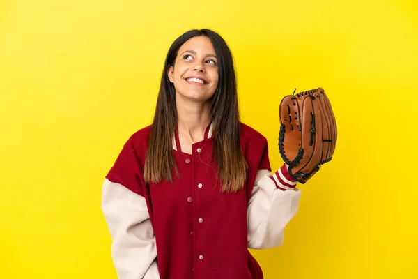 黄色の背景に隔離された野球をしている若い白人女性は 上を見ながらアイデアを考えます — ストック写真