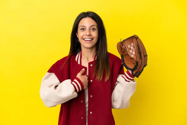 若いです白人女性プレイ野球は黄色の背景に隔離されました驚きの顔の表情 — ストック写真
