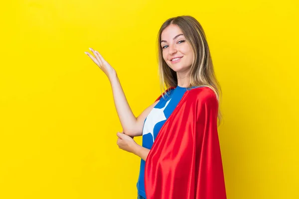 Super Hero Rumuńska Kobieta Izolowana Żółtym Tle Wyciągając Ręce Bok — Zdjęcie stockowe