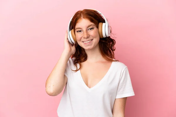 Adolescente Rougeâtre Femme Isolée Sur Fond Rose Écouter Musique — Photo