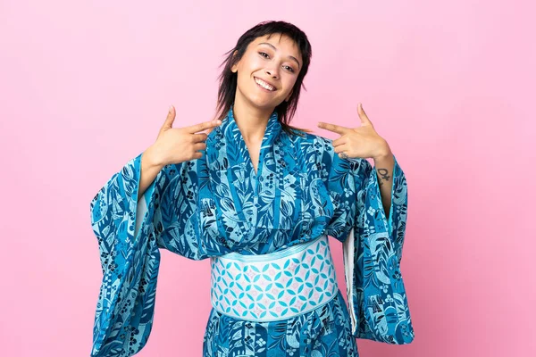 Kimono Giyen Genç Bir Kadın Izole Edilmiş Mavi Arka Planda — Stok fotoğraf