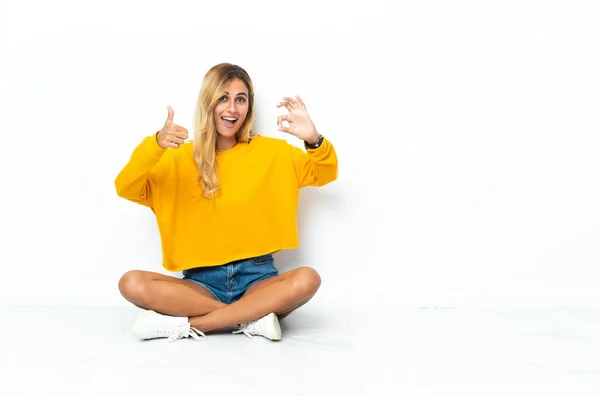 Giovane Donna Uruguaiana Bionda Seduta Sul Pavimento Isolata Sfondo Bianco — Foto Stock