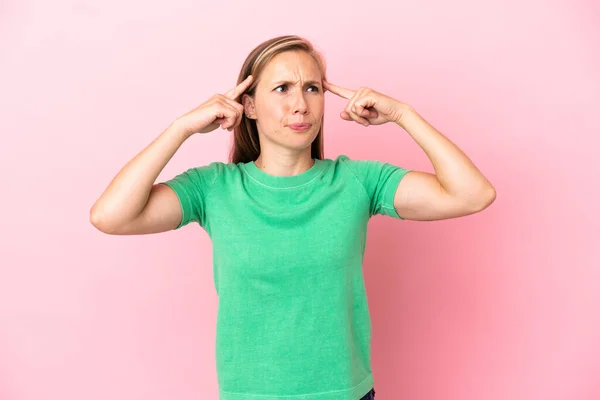 Jonge Engelse Vrouw Geïsoleerd Roze Achtergrond Met Twijfels Denken — Stockfoto